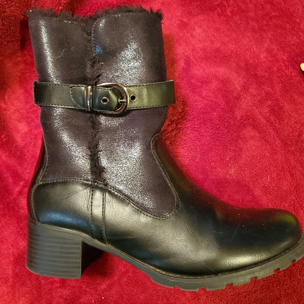 Black Fur lined Ankle Buckle Size 71/2 Boots
